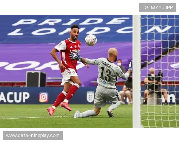 足球球星因强风被吹走的惊人一幕引发全世界关注他如何应对这一意外事件